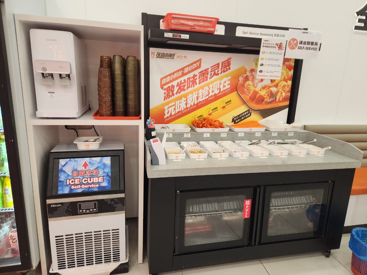为了提升用餐体验，檳城店免费提供开水、冰块与丰富调料，打造多元自调风味体验。