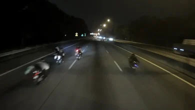 Photo of 视频|10骑士“超人式”飙上高速!网讽:出事后妈会说他是好孩子