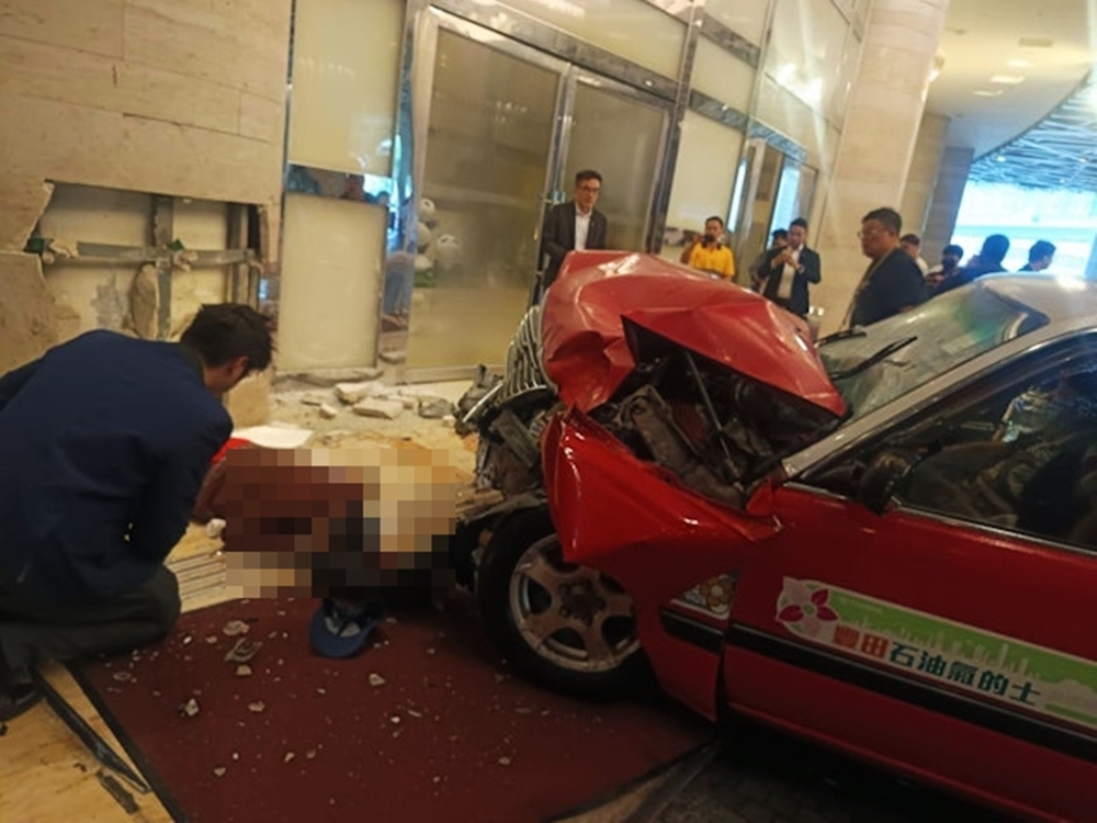 男游客退房后，准备离开酒店，不料边走边滑手机时，突遭一辆德士撞击，送院急救后不治身亡。（网上图片）