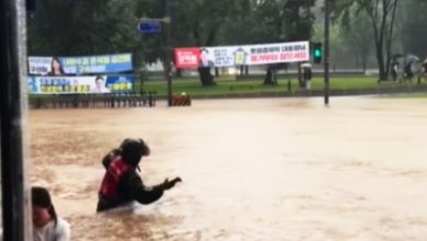 Photo of 韩国光州暴雨惊见传奇外送员！水深及腰跋涉取货感动800万人