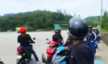 Photo of 【视频】交警收费站前“热情”招手 摩多车队疑“心虚”不敢过去