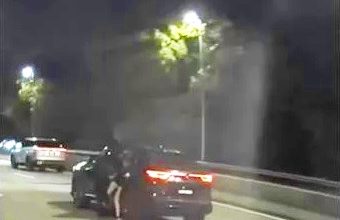 Photo of 女子疑与亲友争执情绪失控 高速行驶中跳车险遭辗过