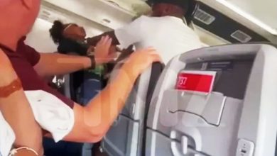 Photo of 美国航空机内爆冲突 男乘客掐女子脖子 影响其他乘客下机