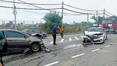 Photo of 轿车失控撞警车摩多 司机胸脚受伤送院