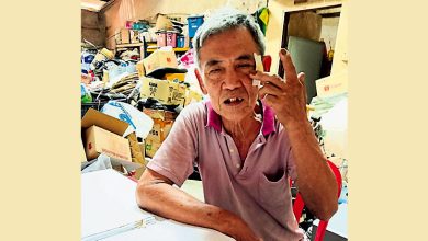 Photo of 搬运黑啤酒瓶突爆裂 颈盖飞弹击伤商人眼角