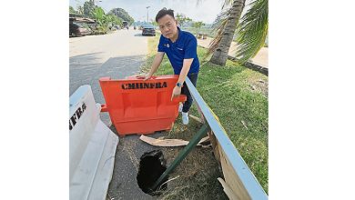 Photo of 沟盖破裂泥土流失 大吉里望水闸旁现深坑