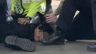 Photo of Cosplay持仿真枪惹祸 16岁少年遭警方压地拘捕