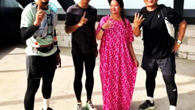 Photo of 粉色长裙攀近3000级阶梯 女DJ登顶默迪卡118
