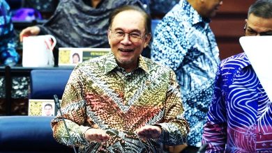 Photo of 误指首相穿印尼峇迪 阿末安赞公开道歉