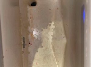 Photo of 公厕烘手机惊现“血迹”？ 女子质疑卫生安全引热议