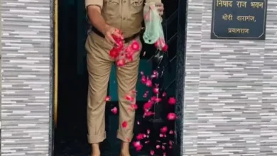 Photo of 印度洪水涌入家中 警察洒花瓣倒牛奶庆祝