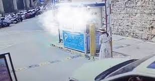 Photo of 不想付RM2.50停车费 女子扛起70kg闸门