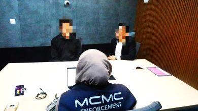 Photo of 拍摄唱国歌场面嬉闹 2网红录供