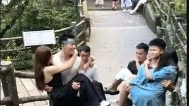 Photo of 中国峨眉山现高价陪爬团 “公主抱”女游客登山