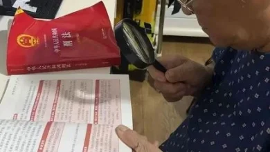Photo of 儿子被控敲诈勒索 90岁母自学法律出庭辩护