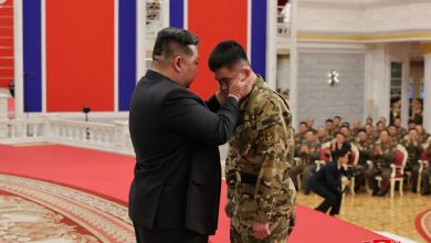 Photo of 金正恩亲授表彰 援俄朝军激动落泪