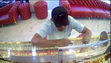 Photo of 低头演戏 鸭舌帽男伸手偷走金饰