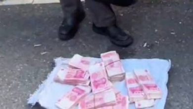 Photo of 12万现金摆摊送 没人敢拿