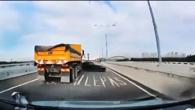 Photo of 视频〡遭换道罗里猛撞 轿车失控打转撞分界墙