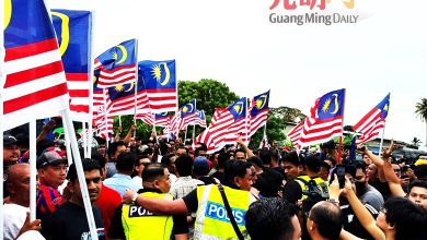 Photo of 倒挂国旗风波〡阿克马率数百人和平集会 镇暴队水炮车护五金店