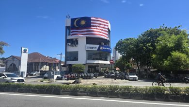 Photo of 柑仔园路达亨摩哆公司 高挂巨型国旗受瞩目 