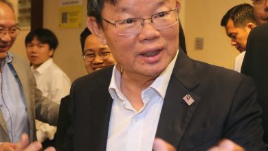 Photo of 倒挂国旗风波 “要向前看” 曹观友不愿再谈阿克玛集会