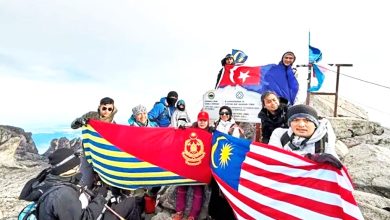 Photo of 消拯队征服神山 登顶升起国旗“每一步都值得”