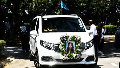 Photo of 女大生坠楼亡〡近百亲友送别 何恩霓双亲泣别爱女