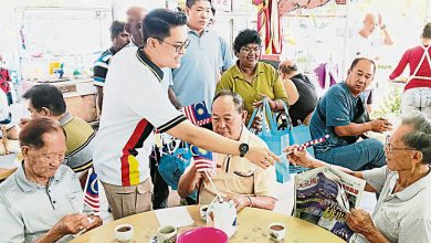 Photo of 提醒要挂好 道菲1万国旗赠民