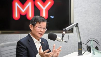 Photo of 笑称卸任后或“没市场” 曹观友乐与民众合影
