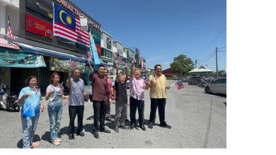 Photo of “我依然爱国” 五金店东主: 害怕但仍支持挂旗