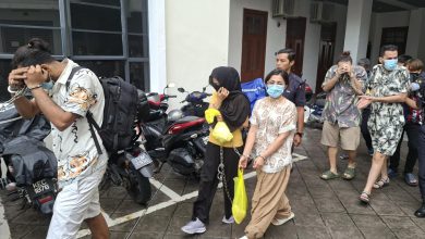 Photo of 5男女被控偷窃称听不懂英语 却用英语骂记者