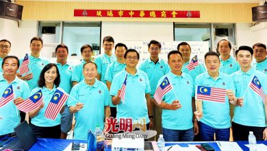 Photo of 玻中总吁商家积极响应 挂国旗营造国庆氛围