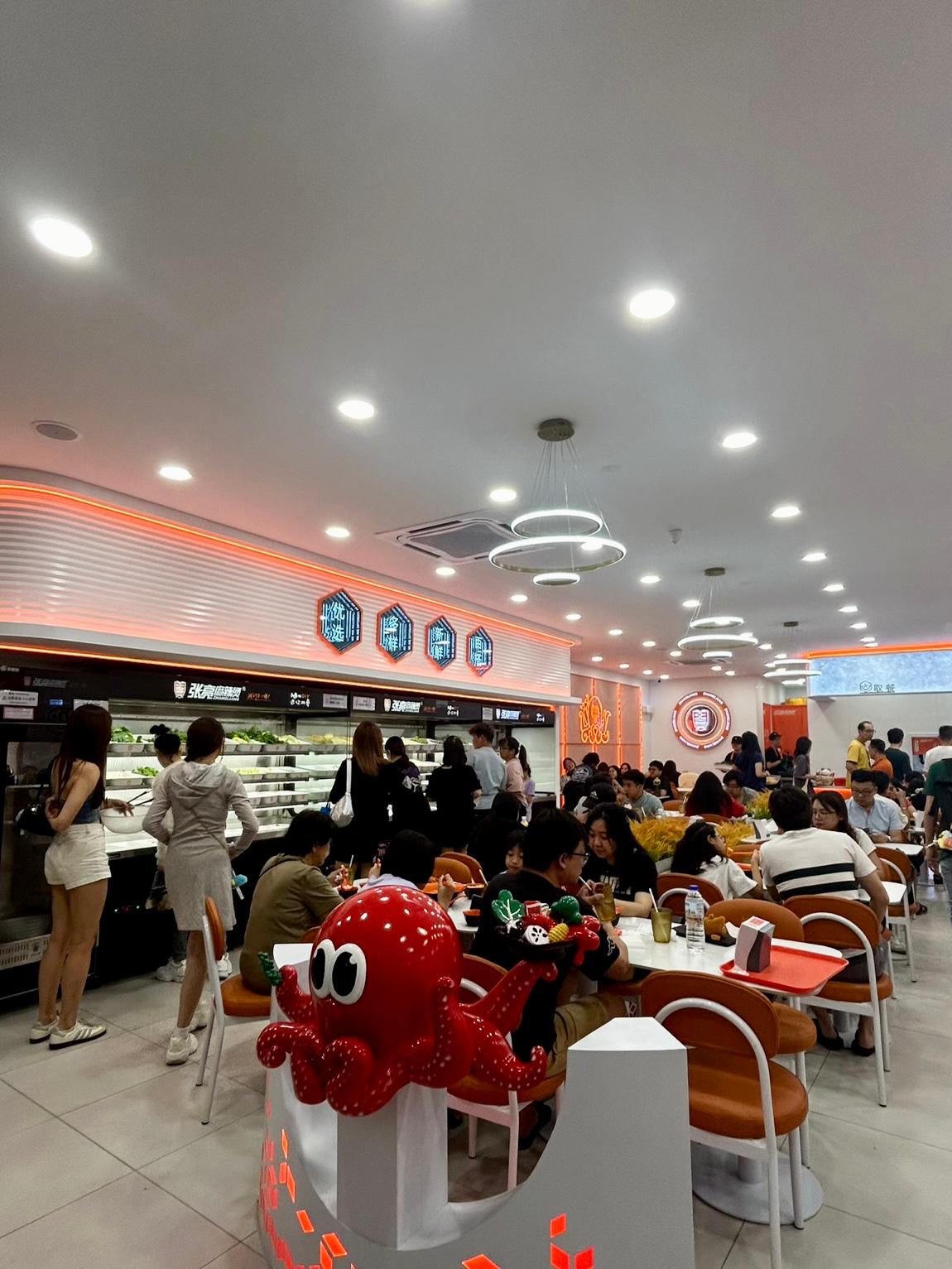 张亮麻辣烫以“小锅现煮、数百种食材自选搭配”的个性化餐饮形式，迅速吸引大批檳城年轻人、学生和上班族的青睞。