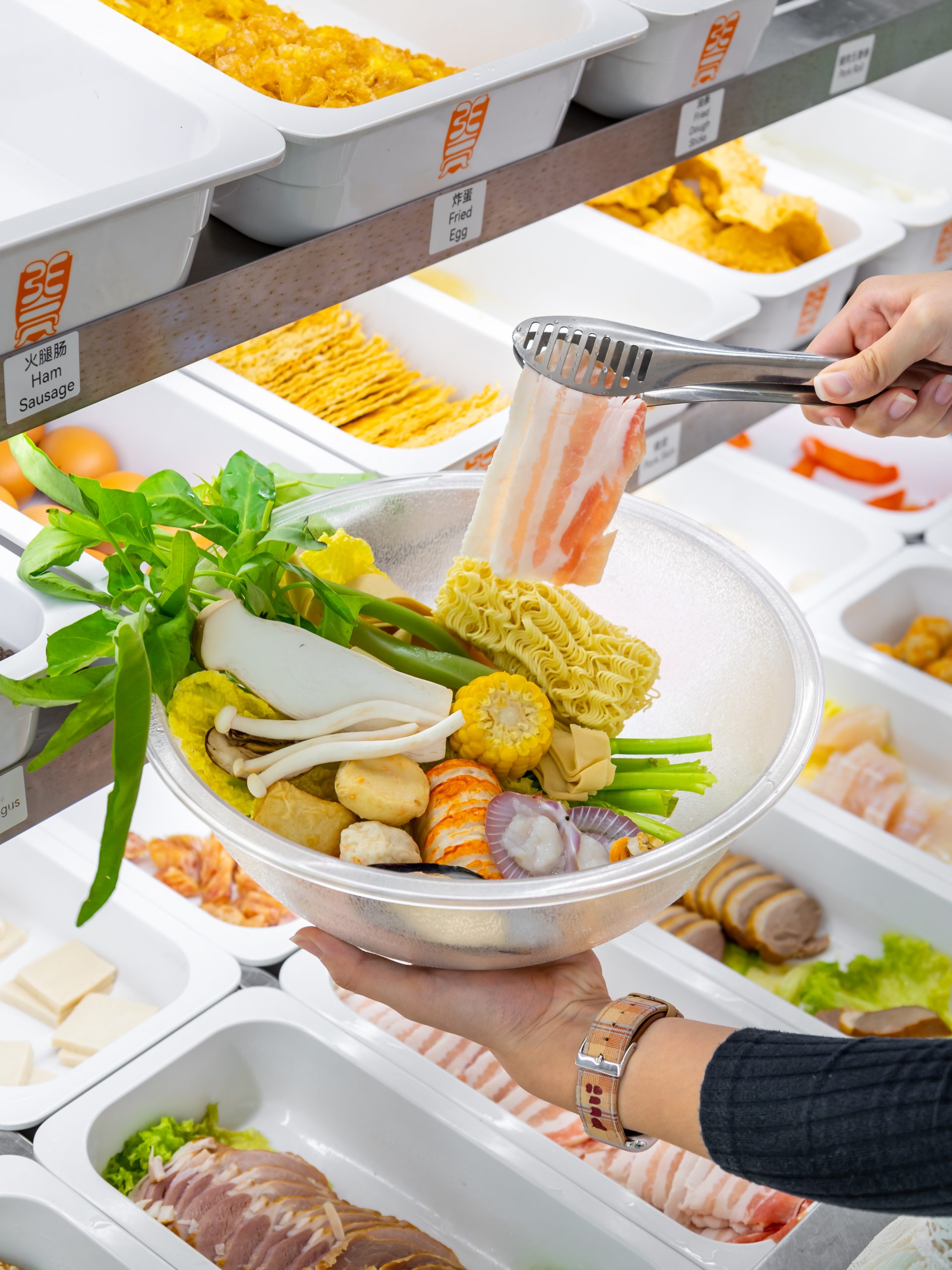每位顾客都可以在开放式食材区自由挑选超过500种食材，包括蔬菜、菇类、丸子、肉类、海鲜及贝壳类，再搭配喜欢的汤底，由厨师现煮上桌。