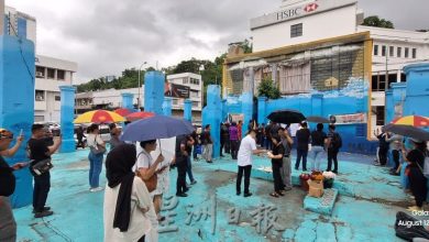Photo of 13岁女学生坠楼亡 | “护苗行动”亚庇集会 民众冒雨悼查拉