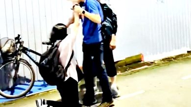 Photo of 母当街跪儿影片疯传！被赶仍死缠心酸原因曝光 网民激赞：好母亲