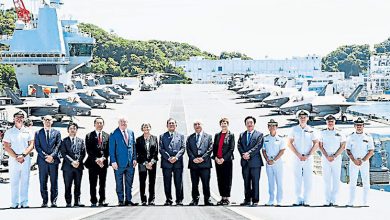 Photo of 英航母停靠横须贺基地 日相石破茂首登舰视察