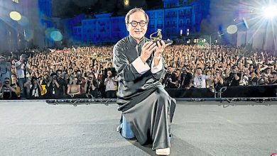 Photo of 成龙染回黑发 领终身成就奖