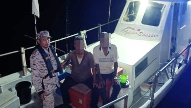Photo of 引擎故障2钓友困海上 执法员搜5小时才找到人
