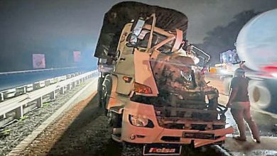 Photo of 巨无霸撞巨无霸 油撒满地引发大塞车