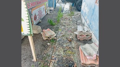 Photo of 美食中心摊贩乱扔垃圾 排水道被油污填平