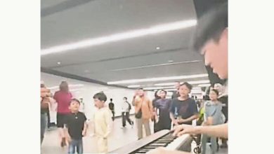 Photo of 街头钢琴响奏音符 地铁乘客齐唱爱国曲