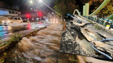Photo of 地下大水管爆裂 芙公市后方道路惊现塌陷