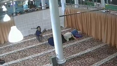 Photo of 清真寺跪坐祈禱 女子被偷手提包