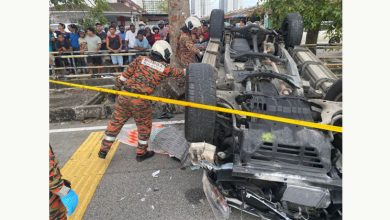 Photo of 撞车再撞树致翻覆 司机抛出车外当场亡