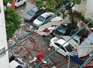 Photo of 【视频】狂风掀落锌片铁枝砸车 隆人民组屋风灾吓人