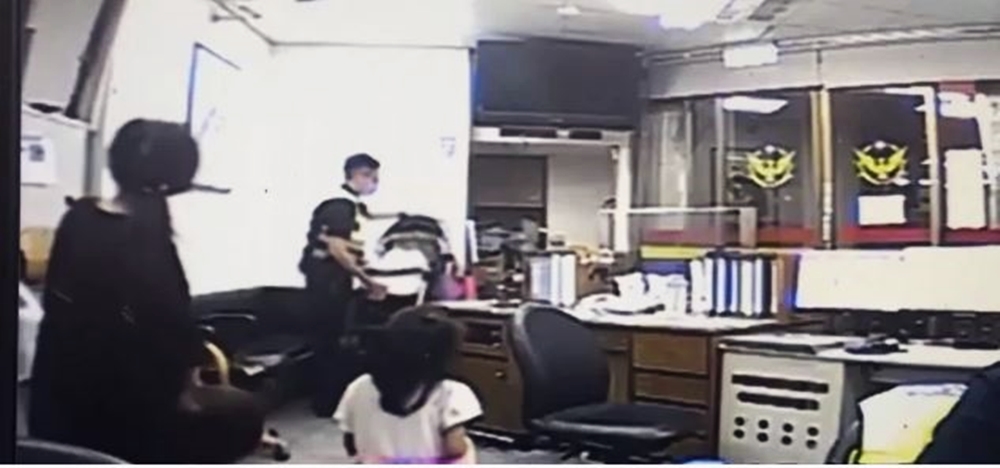 值班警員劉宛蒨上前關心，才發現李婦丈夫2個多月前拋家出走。