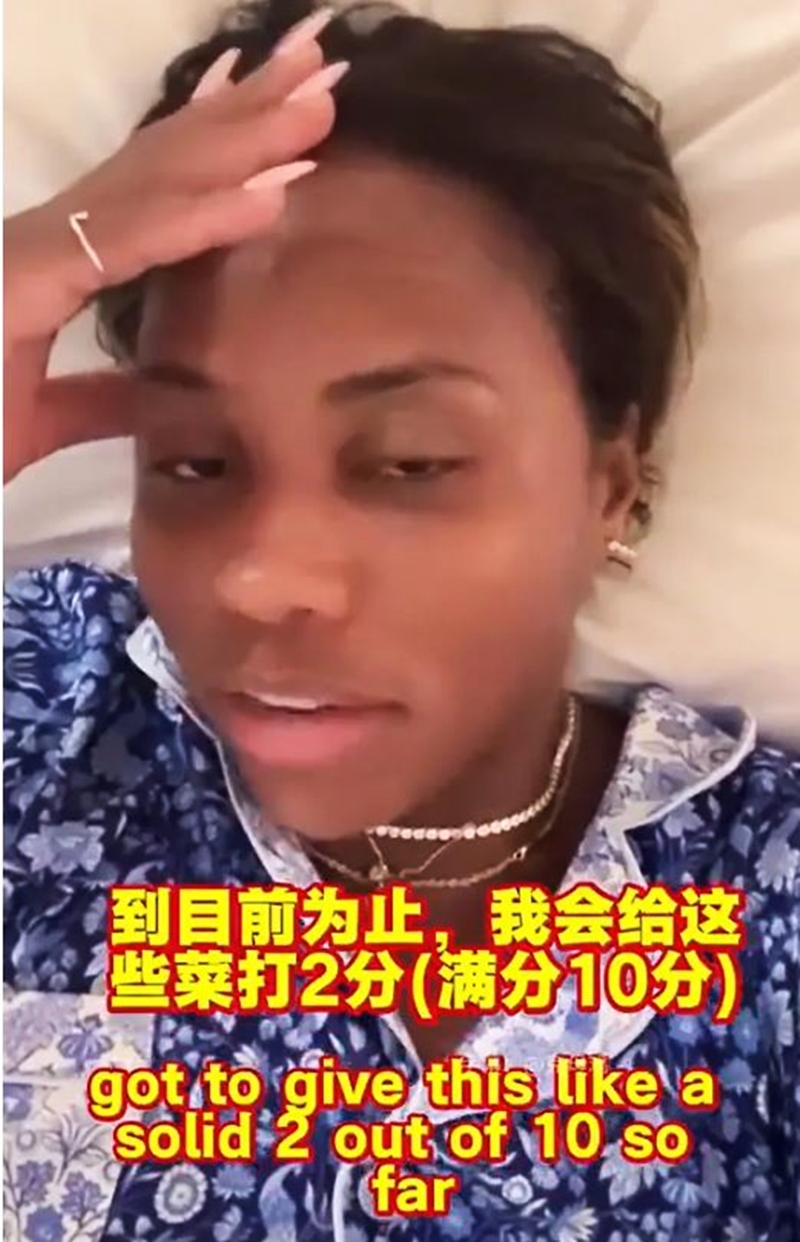 她以夸张表情和语气称“这些人简直在杀害青蛙”，仅给中国菜打“2分（满分10分）”