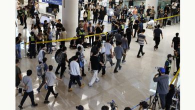Photo of 300多名韩工人搭包机返国 示威者举反特标语接机